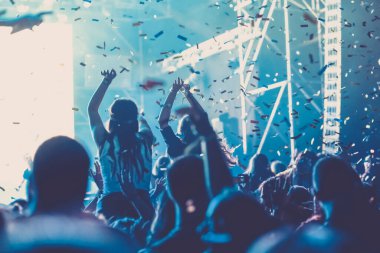 Konserde alkış tutan kalabalık ve düşen konfeti - müzik festivali
