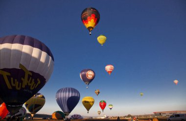 Sıcak hava balonları - özgürlük ve macera konsepti