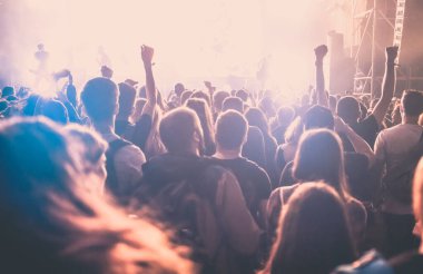 Konserde tezahürat yapan kalabalık - müzik festivali