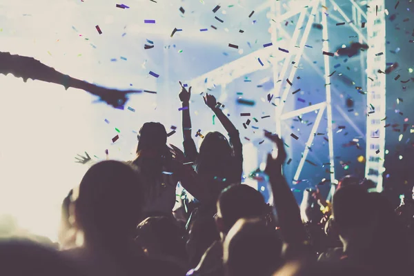 Kibicujący Tłum Podniesionymi Rękami Spadającym Konfetti Koncercie Festiwal Muzyczny — Zdjęcie stockowe