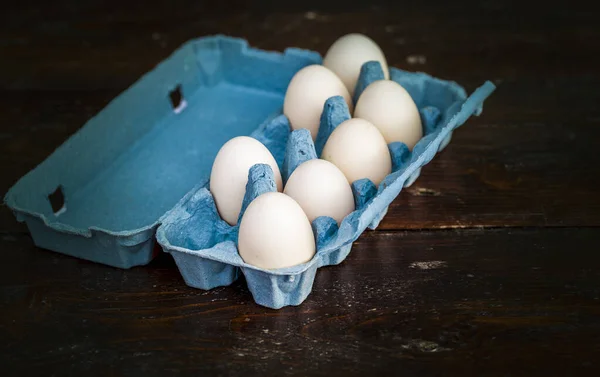Όμορφα Μεγάλα Λευκά Βιολογικά Αυγά Στο Δίσκο — Φωτογραφία Αρχείου