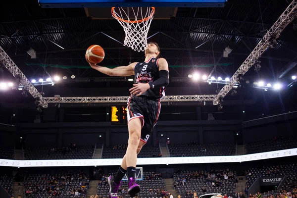 Image floue du joueur de basket pendant le slam dunk — Photo