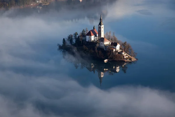 Letecký Výhled Jezero Bled Mlhavého Rána Pohledu Ojstrica Slovinsko Evropa — Stock fotografie