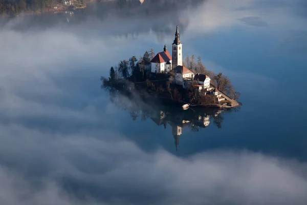 Vista Aérea Sobre Lago Bled Uma Manhã Nebulosa Ponto Vista — Fotografia de Stock