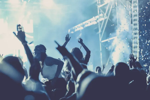 Animando Multitud Con Las Manos Levantadas Concierto Festival Música — Foto de Stock