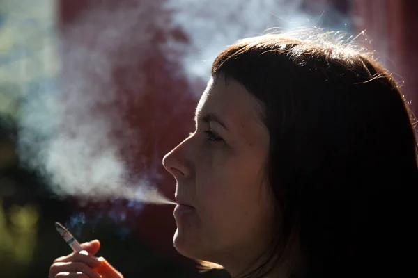 Donna Che Fuma Una Sigaretta Campagna Contro Fumo — Foto Stock