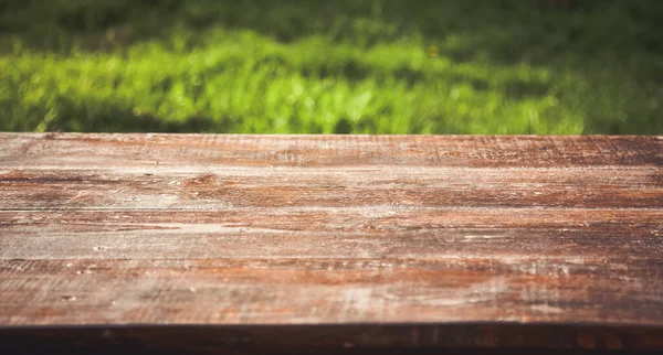 Bahçedeki Ahşap Piknik Masası Kopya Alanı Olan Yaz Arkaplanı — Stok fotoğraf