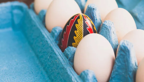 Λευκά Αυγά Κουτί Και Παραδοσιακά Βαμμένα Πασχαλινά Αυγά Από Την — Φωτογραφία Αρχείου