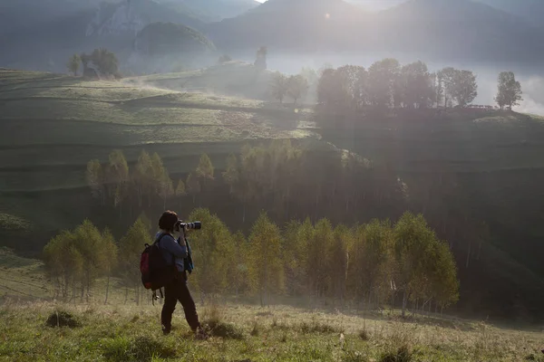 Dağlardaki Sisli Yaz Manzarasında Fotoğrafçı — Stok fotoğraf