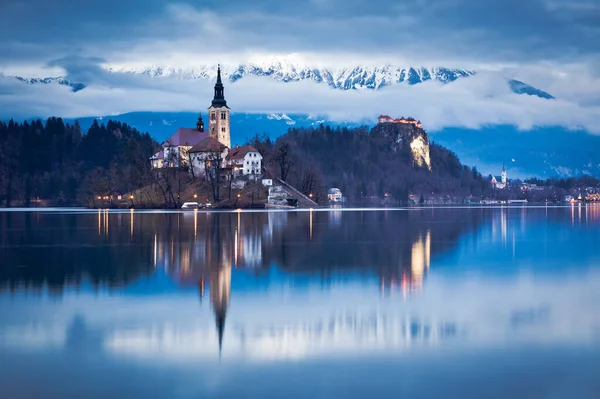 Nattlig Natur Vid Bled Sjö Med Kyrka Dramatisk Pittoresk Höstscen — Stockfoto