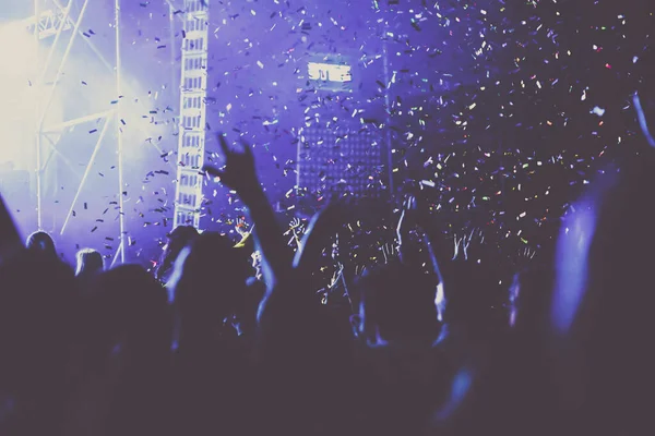 Animando Multitud Con Las Manos Levantadas Confeti Cayendo Concierto Festival — Foto de Stock