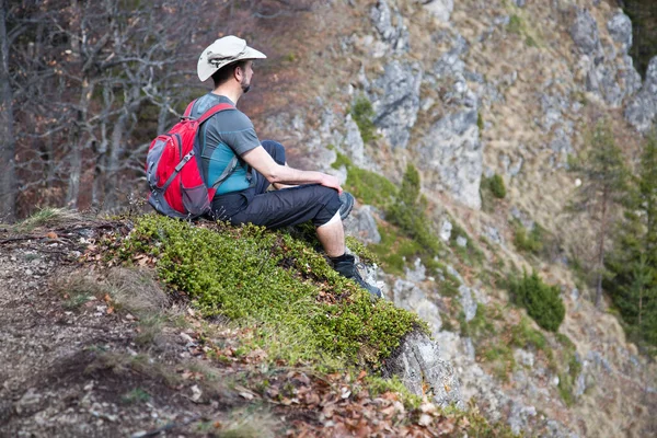 Mužský Turista Sedící Vrcholu Hory Obdivující Výhled — Stock fotografie