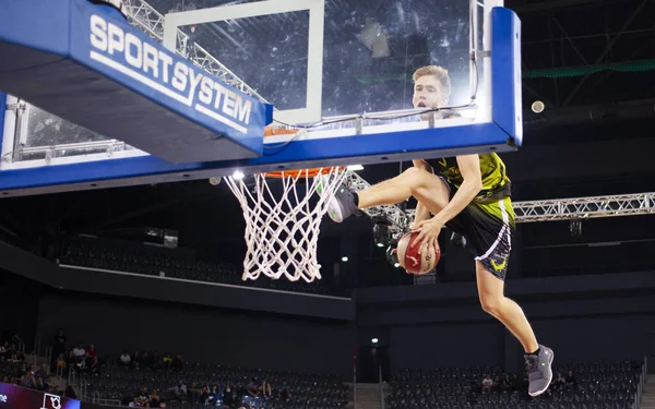 Image floue du joueur de basket pendant le slam dunk — Photo