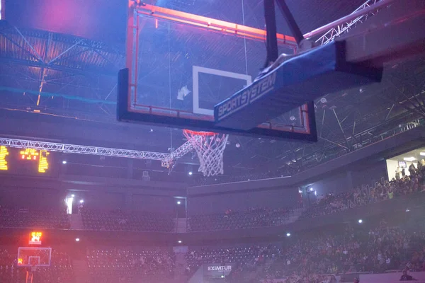 Kırmızı neon ışıklarda basketbol potası - oyun günü — Stok fotoğraf