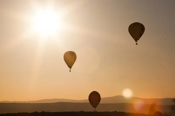 Balony Ogrzane Powietrze Zachodzie Słońca Koncepcja Wolności Przygody — Zdjęcie stockowe