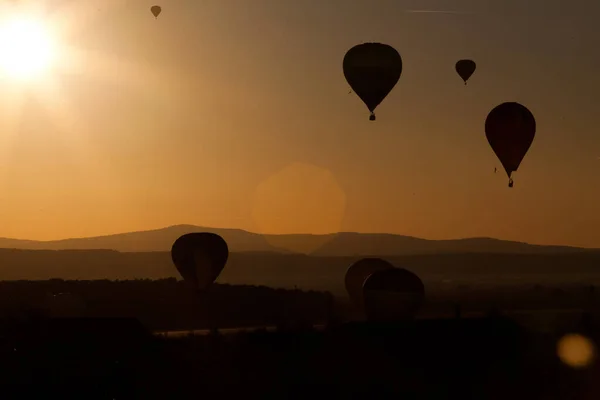 Balony Ogrzane Powietrze Zachodzie Słońca Koncepcja Wolności Przygody — Zdjęcie stockowe
