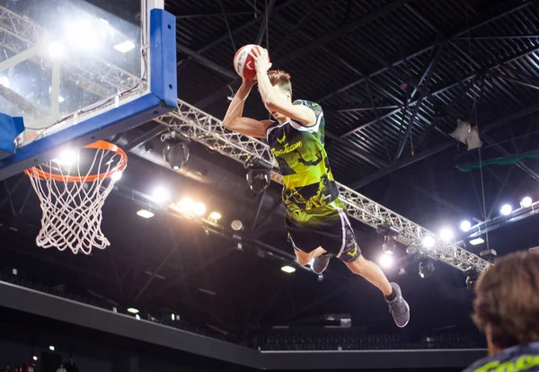 Imagen borrosa del jugador de baloncesto durante slam dunk — Foto de Stock