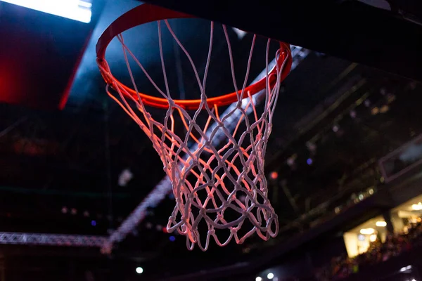 Kırmızı neon ışıklarda basketbol potası - oyun günü — Stok fotoğraf