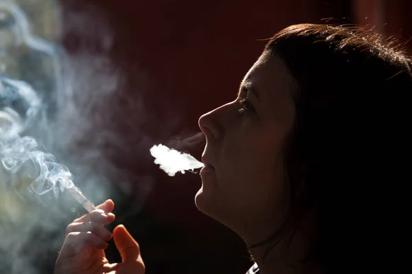 Mulher Fumando Cigarro Campanha Tabagismo — Fotografia de Stock