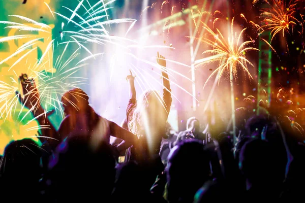 コンサートで手を挙げて観客を応援 音楽祭 — ストック写真