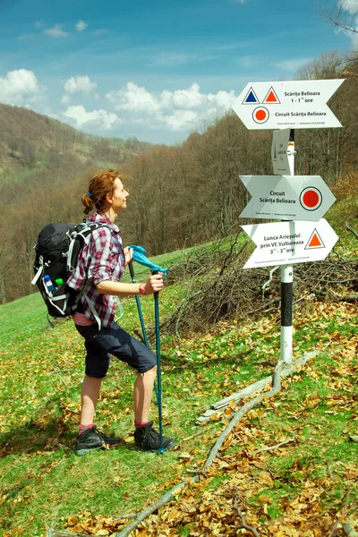 Šťastná Žena Trekking Horách Jaře — Stock fotografie