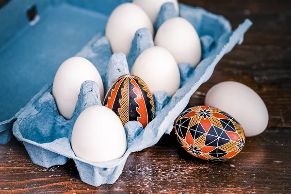 Λευκά Αυγά Κουτί Και Παραδοσιακά Βαμμένα Πασχαλινά Αυγά Από Την — Φωτογραφία Αρχείου