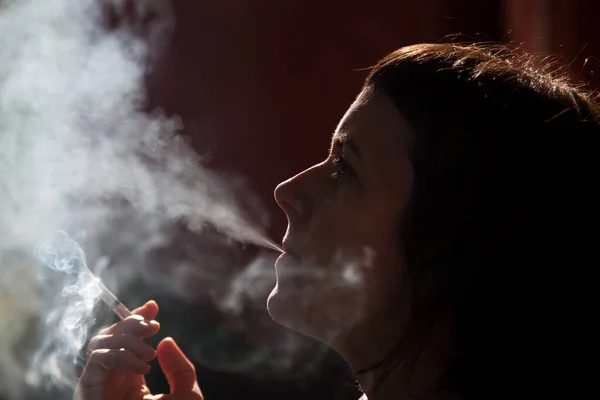 Женщина Курящая Сигарету Кампания Против Курения — стоковое фото