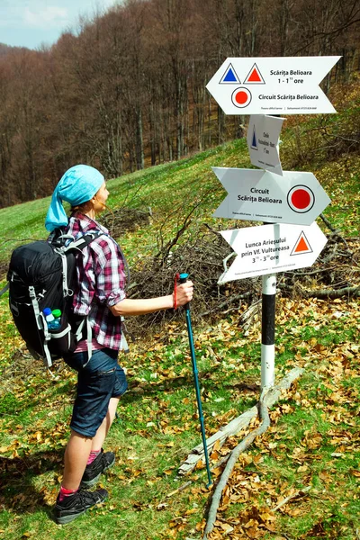 Szczęśliwa Kobieta Trekking Górach Wiosną — Zdjęcie stockowe