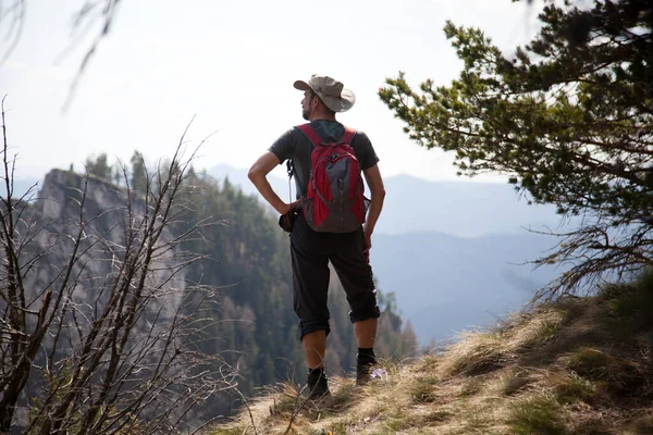 Hombre Trekking Montañas Primavera — Foto de Stock