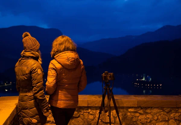 Due Amiche Che Visitano Castello Bled Notte Fotografano Lago Con — Foto Stock