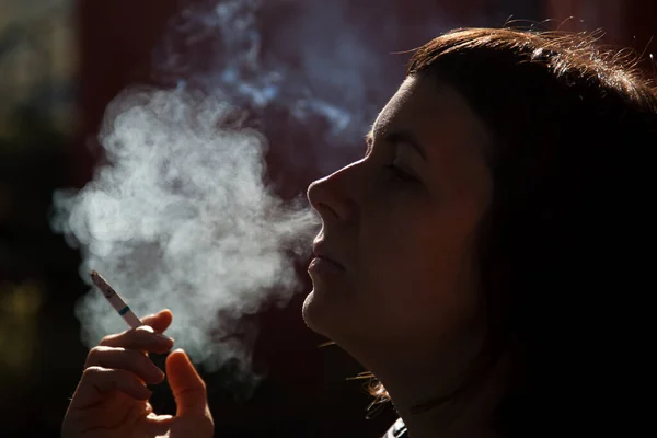 Mulher Fumando Cigarro Campanha Tabagismo — Fotografia de Stock