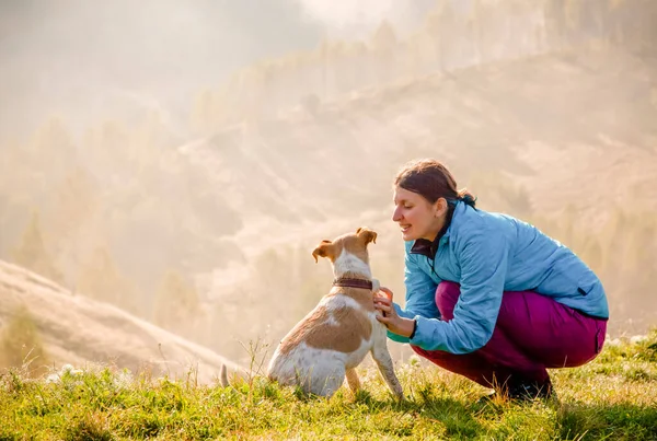 Женщина Играет Своей Собакой Красивых Горных Пейзажах Весной — стоковое фото