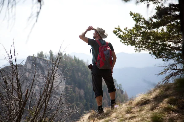 Trekking Uomo Montagna Primavera — Foto Stock