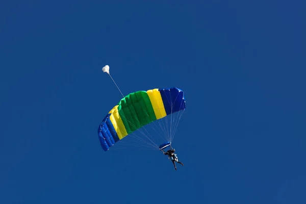 Paracaidismo Contra Cielo Azul Concepto Libertad Adrenalina —  Fotos de Stock