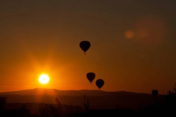 日没の熱気球 自由と冒険の概念 — ストック写真
