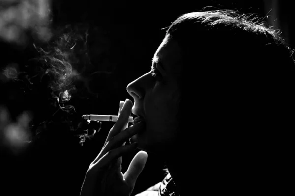 Mulher Fumando Cigarro Campanha Tabagismo — Fotografia de Stock