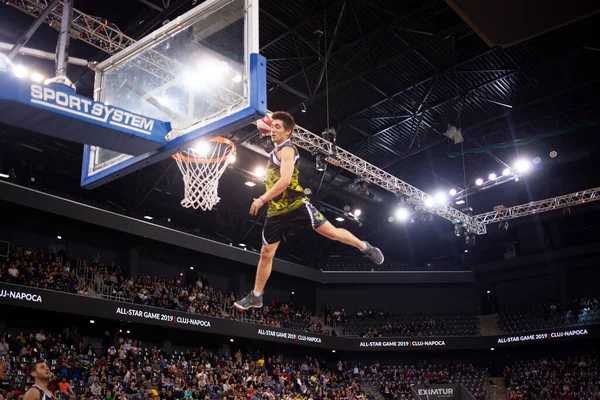Imagen borrosa del jugador de baloncesto durante slam dunk — Foto de Stock