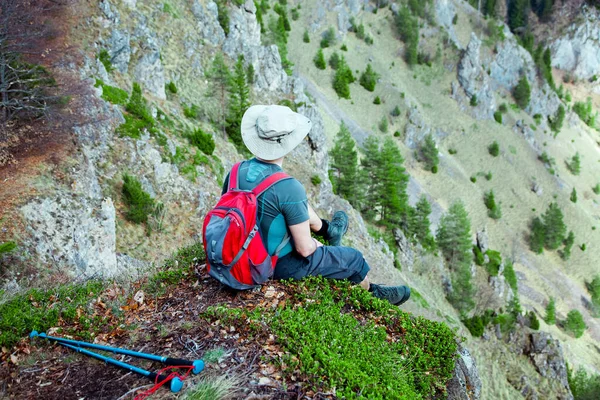 Male Hiker Sitting Top Mountain Admiring View — Stock Photo, Image