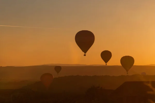 Balony Ogrzane Powietrze Zachodzie Słońca Koncepcja Wolności Przygody — Zdjęcie stockowe