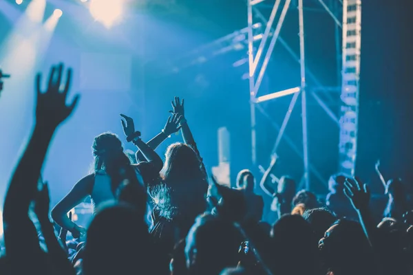 Веселий Натовп Піднятими Руками Концерті Музичний Фестиваль — стокове фото