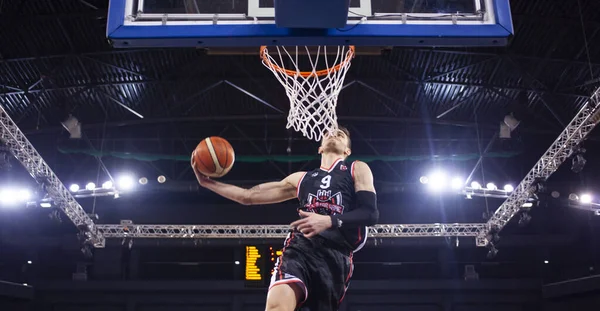 Image floue du joueur de basket pendant le slam dunk — Photo