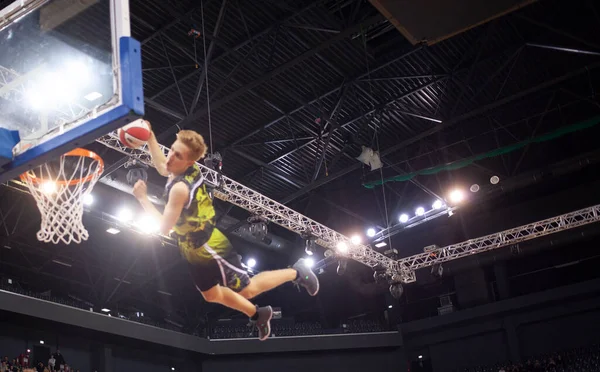 Image floue du joueur de basket pendant le slam dunk — Photo