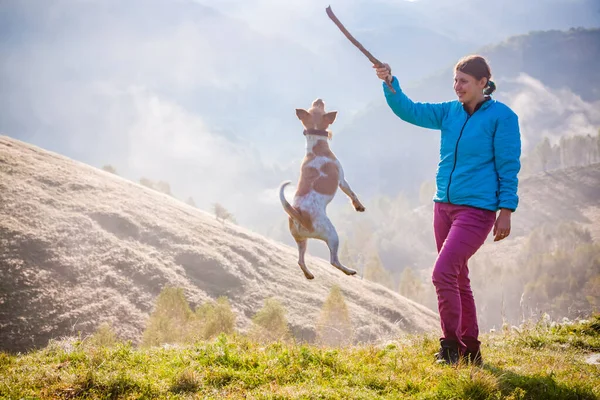 Mujer Jugando Con Perro Hermosos Paisajes Montaña Primavera —  Fotos de Stock
