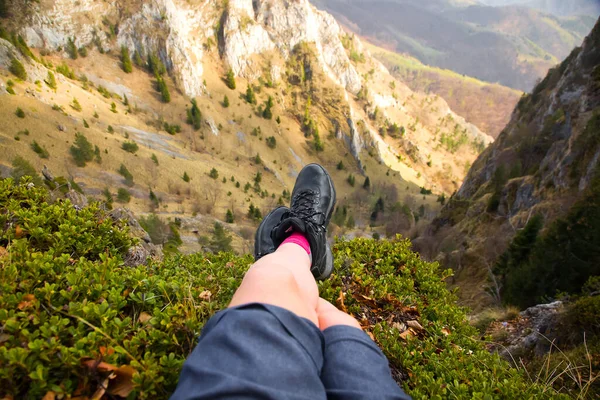 Πόδια Γυναίκας Μπότες Πεζοπορίας Κάθεται Στην Κορυφή Του Βουνού — Φωτογραφία Αρχείου