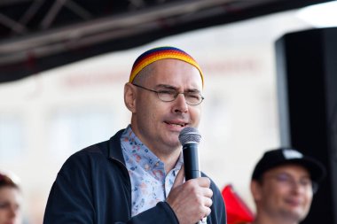 CLUJ-NAPOCA, ROMANIA - 23 Haziran 2018: Cluj-Napoca, Romanya 'daki Cluj Onur Yürüyüşüne katılan kimliği belirsiz kişiler.