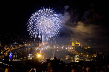 20 Ağustos 'ta Budapeşte Parlamentosu, Tuna ve St. Stephens' teki zincir köprüsü ya da Macaristan 'ın vakıf günü üzerine havai fişek gösterisi