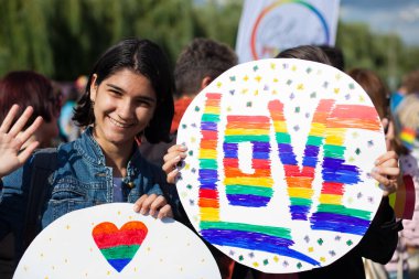 CLUJ-NAPOCA, ROMANIA - 23 Haziran 2018: Cluj-Napoca, Romanya 'daki Cluj Onur Yürüyüşüne katılan kimliği belirsiz kişiler.