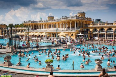 BUDAPEST, HUNGARY - Ağustos 2018: Budapeşte, Macaristan 'da Szechenyi Hamamları.