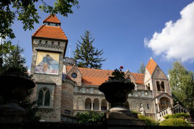 ŞEKEŞEFERVAR, AĞUSTOS. 2018: İç bahçeden ünlü Bory Kalesi manzarası, heykeltıraş ve mimar Jeno Bory tarafından tasarlandı.