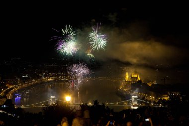 20 Ağustos 'ta Budapeşte Parlamentosu, Tuna ve St. Stephens' teki zincir köprüsü ya da Macaristan 'ın vakıf günü üzerine havai fişek gösterisi